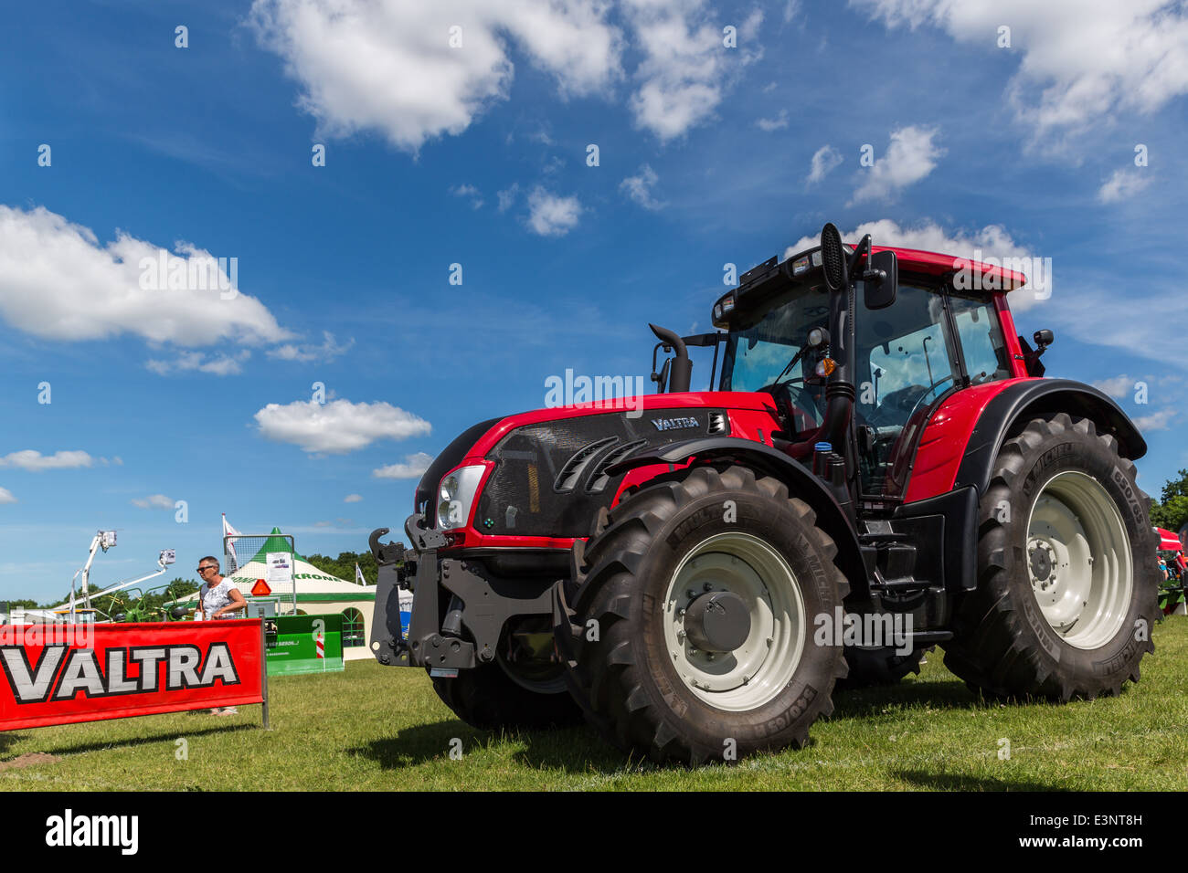 Anzeige der Agrarmesse, Valtra-Traktor, Landmaschinen, Fünen Landwirtschaftsausstellung, Odense, Dänemark Stockfoto