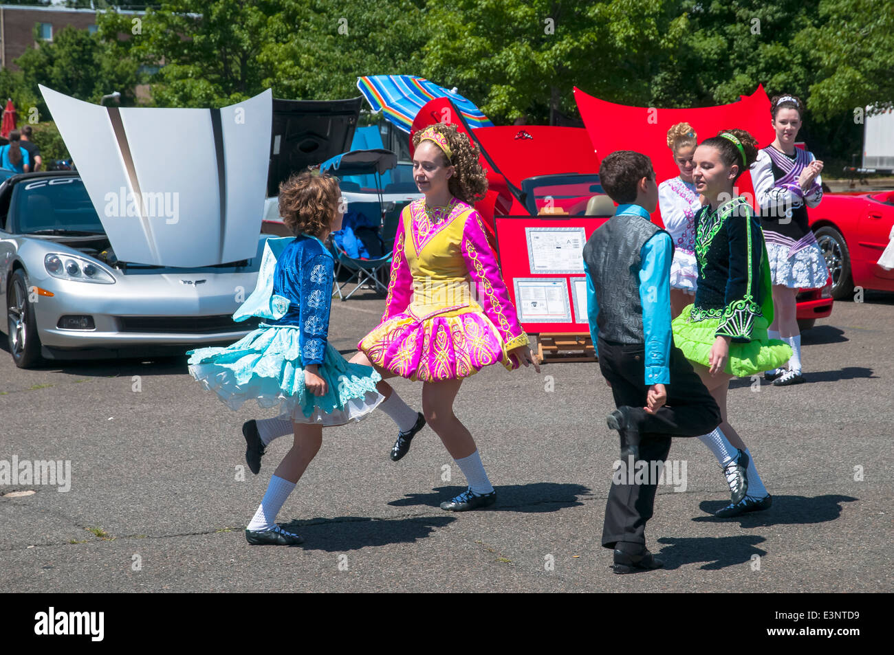 Irish Dance von Kinder Tanzgruppe tanzen zu Teilnehmern und Zuschauern Auto Show, Philadelphia, PA, USA, Nordamerika Stockfoto