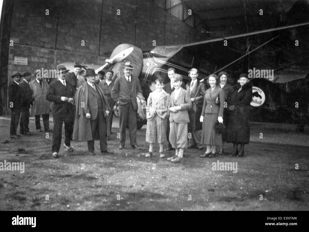 Die Stinson R (c/n 8510) mit der Zulassung NC12157, angetrieben von einem Lycoming R-680 Motor, wurde im Mai 1932 auf dem Le Bourget Airfield in Frankreich fotografiert. Das Flugzeug war Teil einer Reihe von Stinson Junior R Flugzeugen, die für ihre leichte Flugzeugkonstruktion bekannt waren und für verschiedene zivile und militärische Luftfahrtrollen eingesetzt wurden. HJ White Jr. wurde mit dem Flugzeug in Verbindung gebracht, das für Mobiloil-bezogene Missionen eingesetzt wurde. Stockfoto