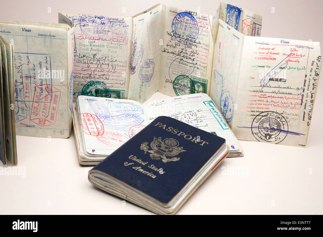 Verschiedene amerikanische Pässe öffnen, um mehrfache Einreise zu offenbaren und Stempeln und Visa aus Ländern des Nahen Ostens zu beenden. Stockfoto