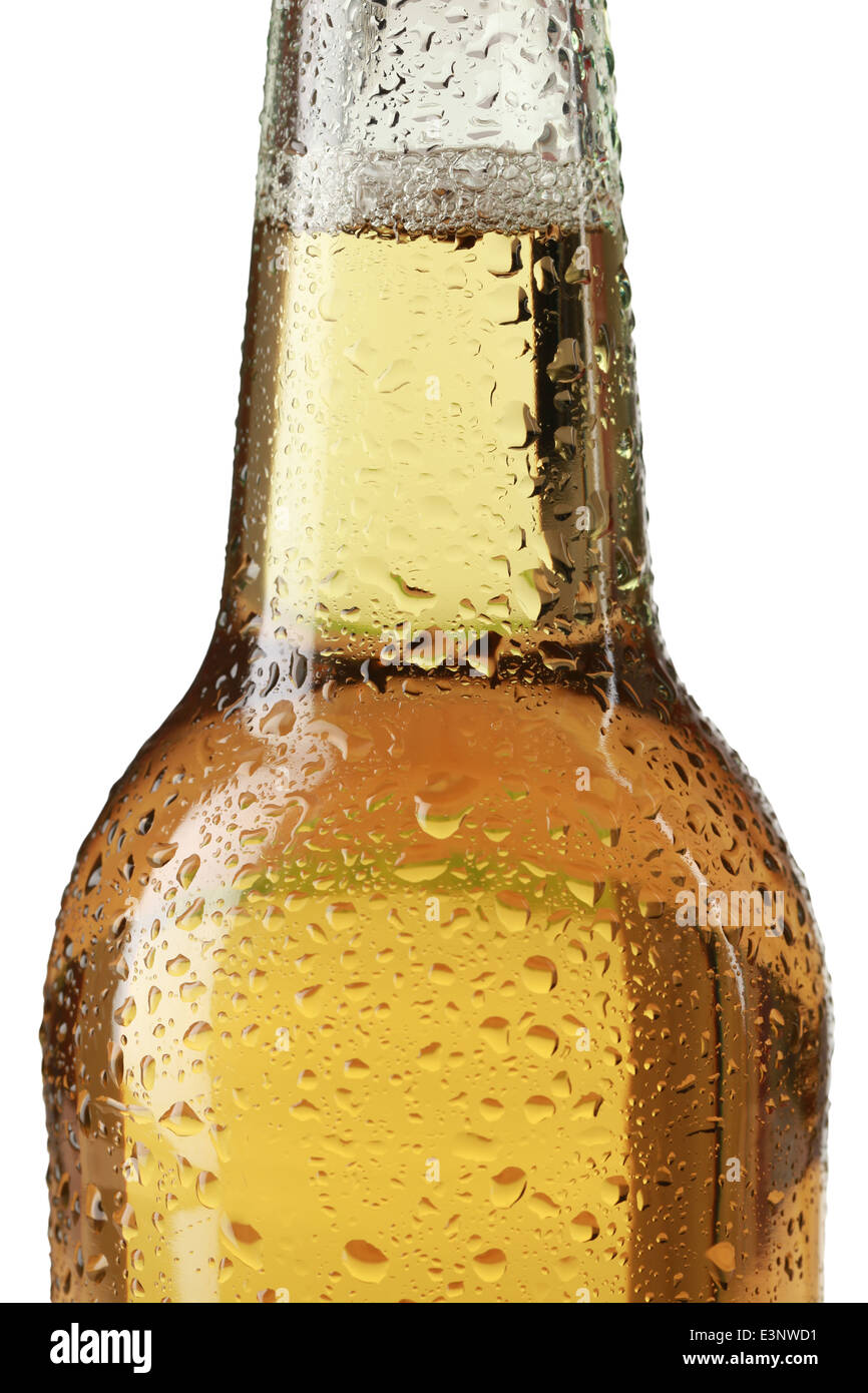 Nahaufnahme einer Bierflasche mit Wassertropfen isoliert auf weißem Hintergrund Stockfoto