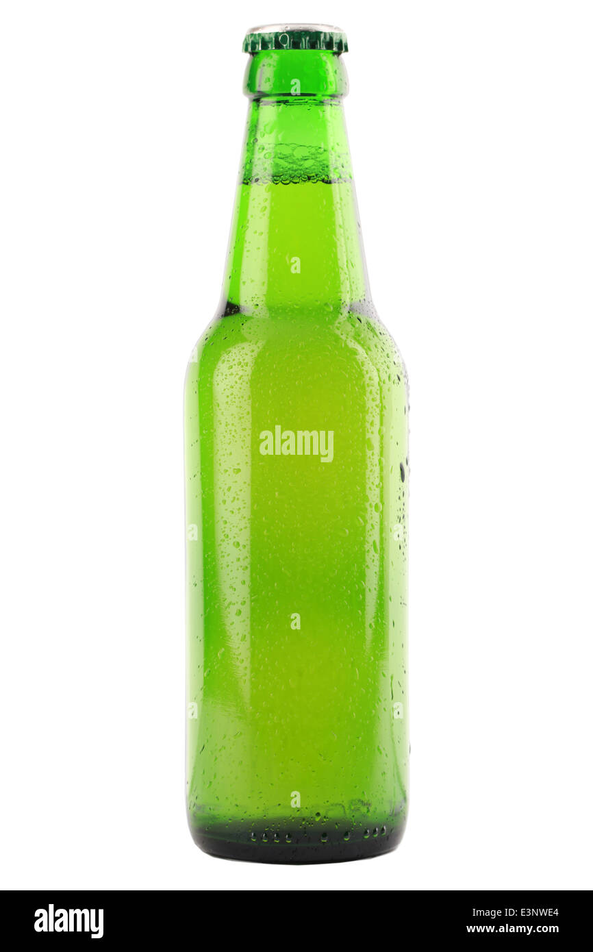 Grüne Bierflasche mit Wassertropfen isoliert auf weißem Hintergrund Stockfoto