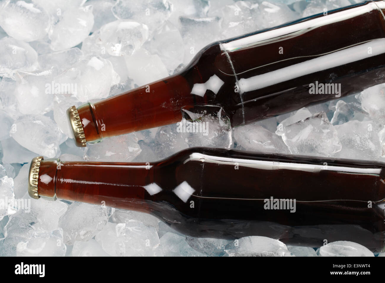 Kalte Cola auf Eis. Mit echten Eiswürfel gemacht. Stockfoto