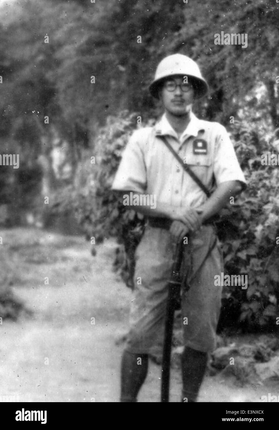 Dieses Bild zeigt ein Flugzeug der Boeing B-29 Superfortress, das während des Zweiten Weltkriegs von der 20. Luftwaffe betrieben wurde, mit einem Samurai-Schwert eines japanischen Soldaten als symbolischem Artefakt. Die B-29 war ein Schlüsselflugzeug im Pacific Theater, das zu bedeutenden Bombenangriffen beitrug. Stockfoto