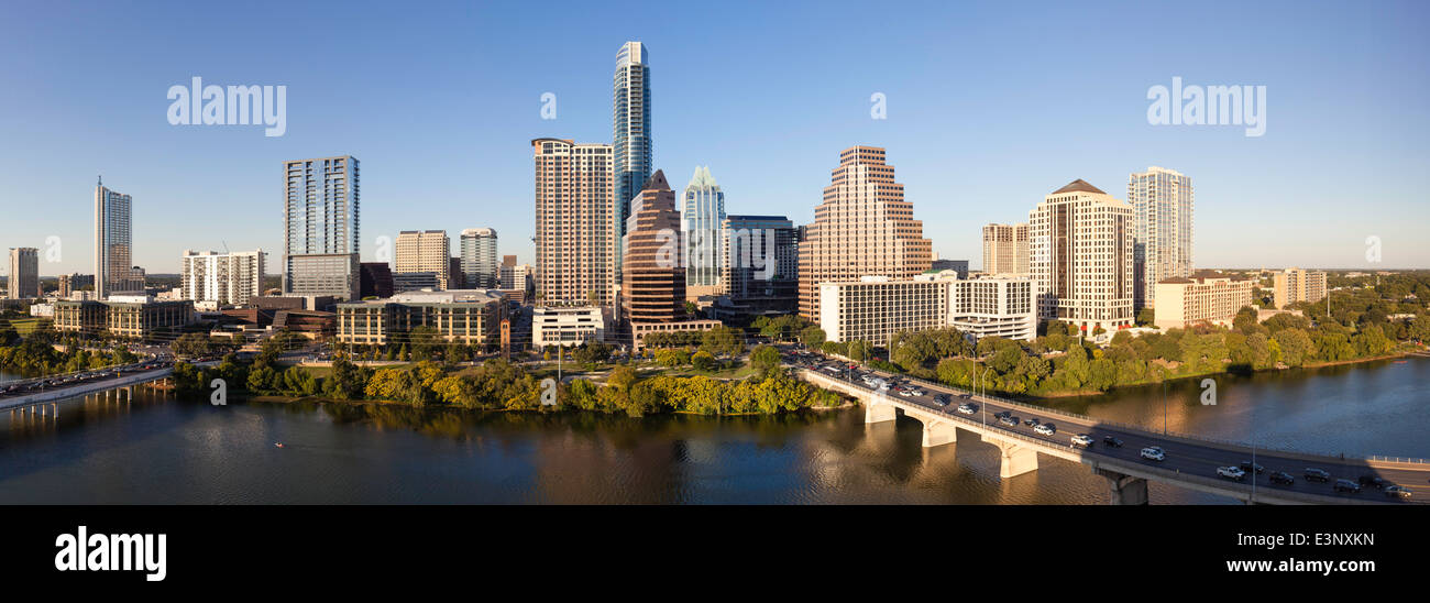 Skyline der Stadt betrachtet über den Colorado River, Austin, Texas, Vereinigte Staaten von Amerika Stockfoto
