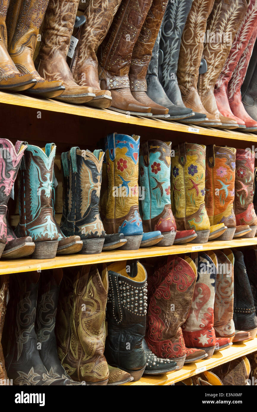 Cowboy-Stiefel in Regalen, Austin, Texas, Vereinigte Staaten von Amerika Stockfoto