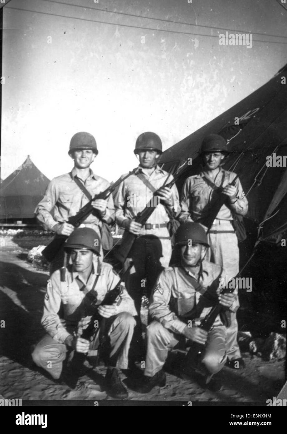 Dieses Bild zeigt die 20. Luftstreitkräfte während des Zweiten Weltkriegs mit der Boeing B-29 Super Fortress, einem wichtigen Flugzeug im US-Bombenangriff. Die M1 Carbine ist ebenfalls dargestellt, eine wichtige Waffe für Soldaten. Stockfoto