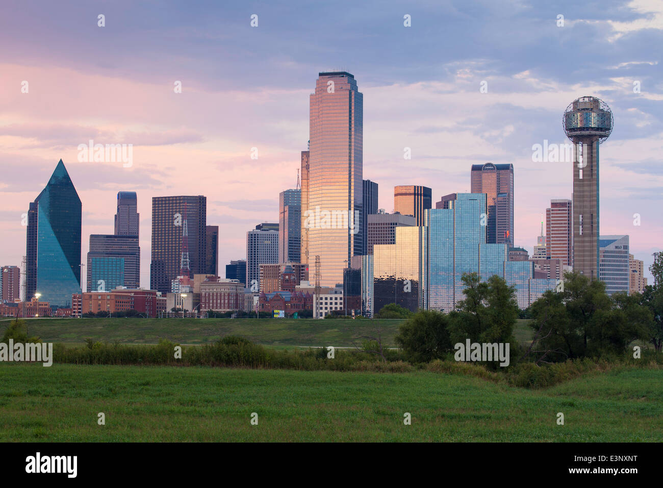 Skyline von Dallas und der Reunion Tower, Texas, Vereinigte Staaten von Amerika Stockfoto