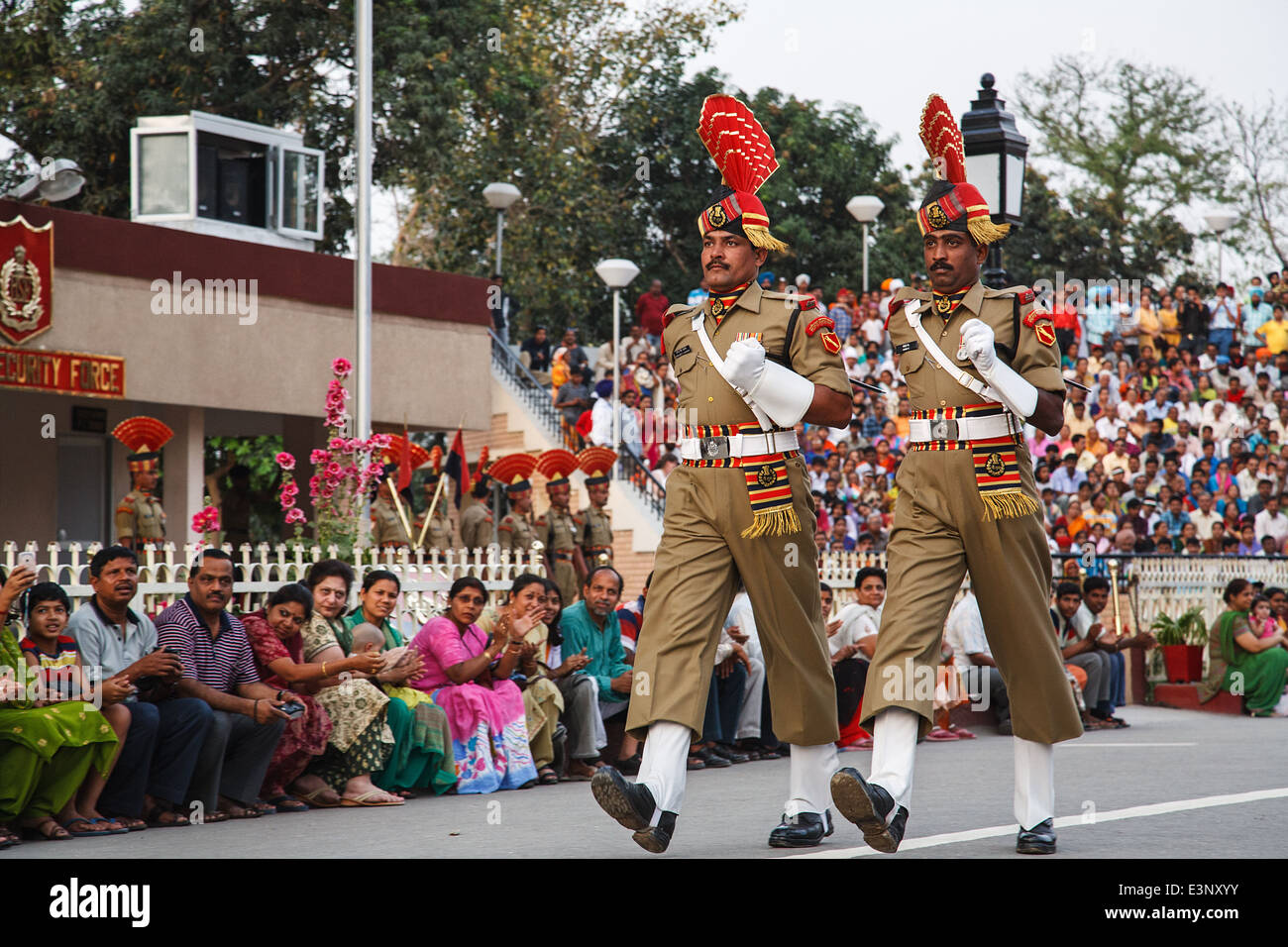 Der Wagah Grenze schließen "Senkung der Flags" Zeremonie oder The Beating Retreat Zeremonie an der indisch-pakistanischen Grenze. Stockfoto
