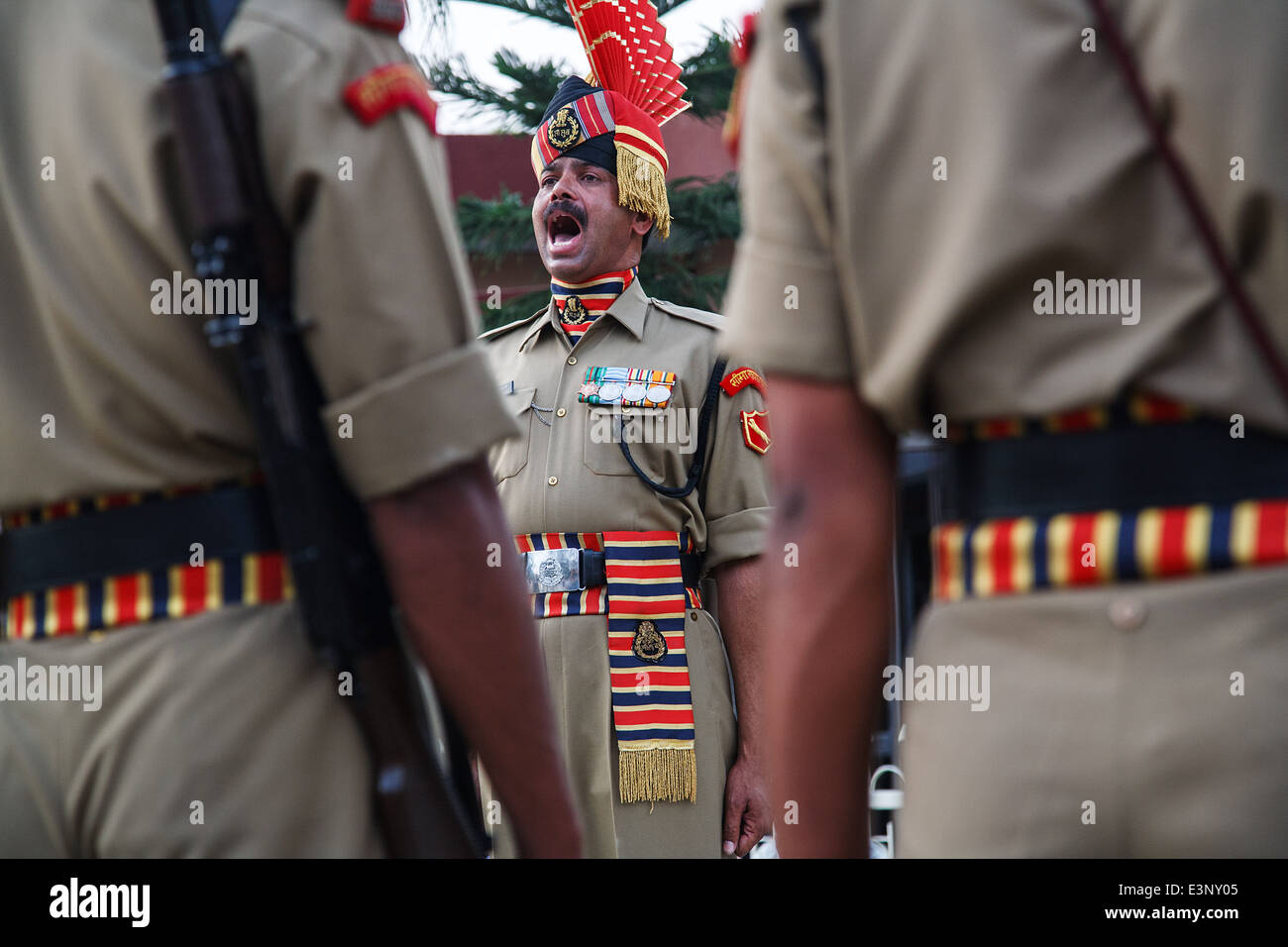 Der Wagah Grenze schließen "Senkung der Flags" Zeremonie oder The Beating Retreat Zeremonie an der indisch-pakistanischen Grenze. Stockfoto