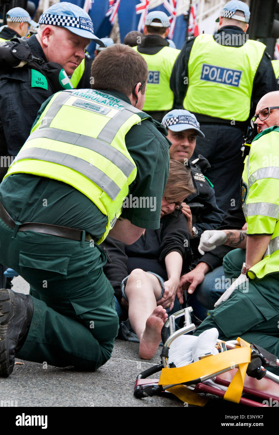 Lehrerin Amy Jowett brach ein Bein nach getreten von Polizeibeamten bei United Against Fascism Protest gegen BNP Juni 2013 Stockfoto