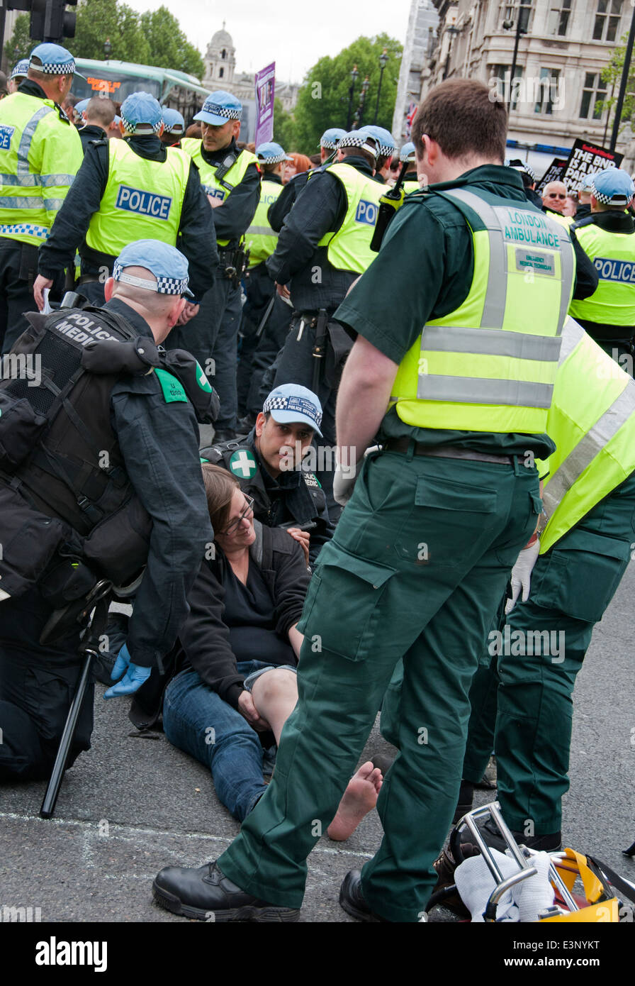 Lehrerin Amy Jowett brach ein Bein nach getreten von Polizeibeamten bei United Against Fascism Protest gegen BNP Juni 2013 Stockfoto