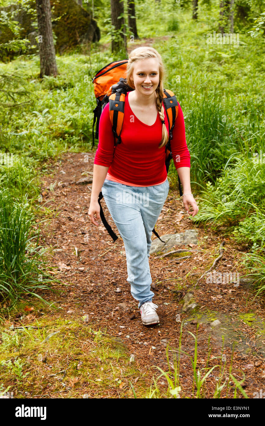 Junge schöne Frau in einem Wald wandern Stockfoto