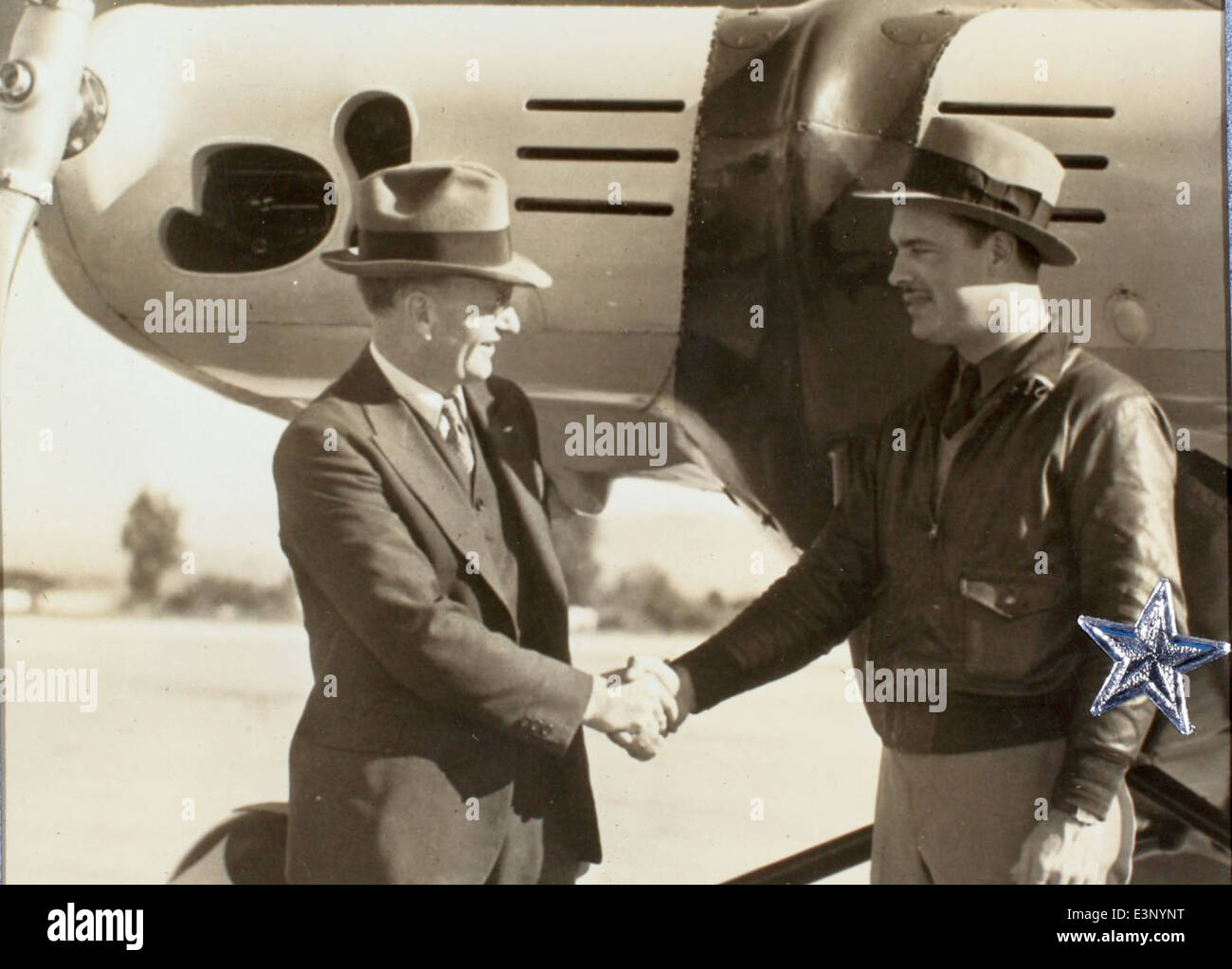 Das AL-73C-Foto aus dem Luqueer-Album zeigt das Duo-6 der Alcor Aircraft Corporation, ein markantes Leichtflugzeug aus den 1930er Jahren Dieses Flugzeug war Teil des Goldenen Zeitalters der Luftfahrt und hatte Verbindungen zu den Lockheed Brothers und Menasco Motors, den wichtigsten Akteuren der frühen Luftfahrt. Stockfoto