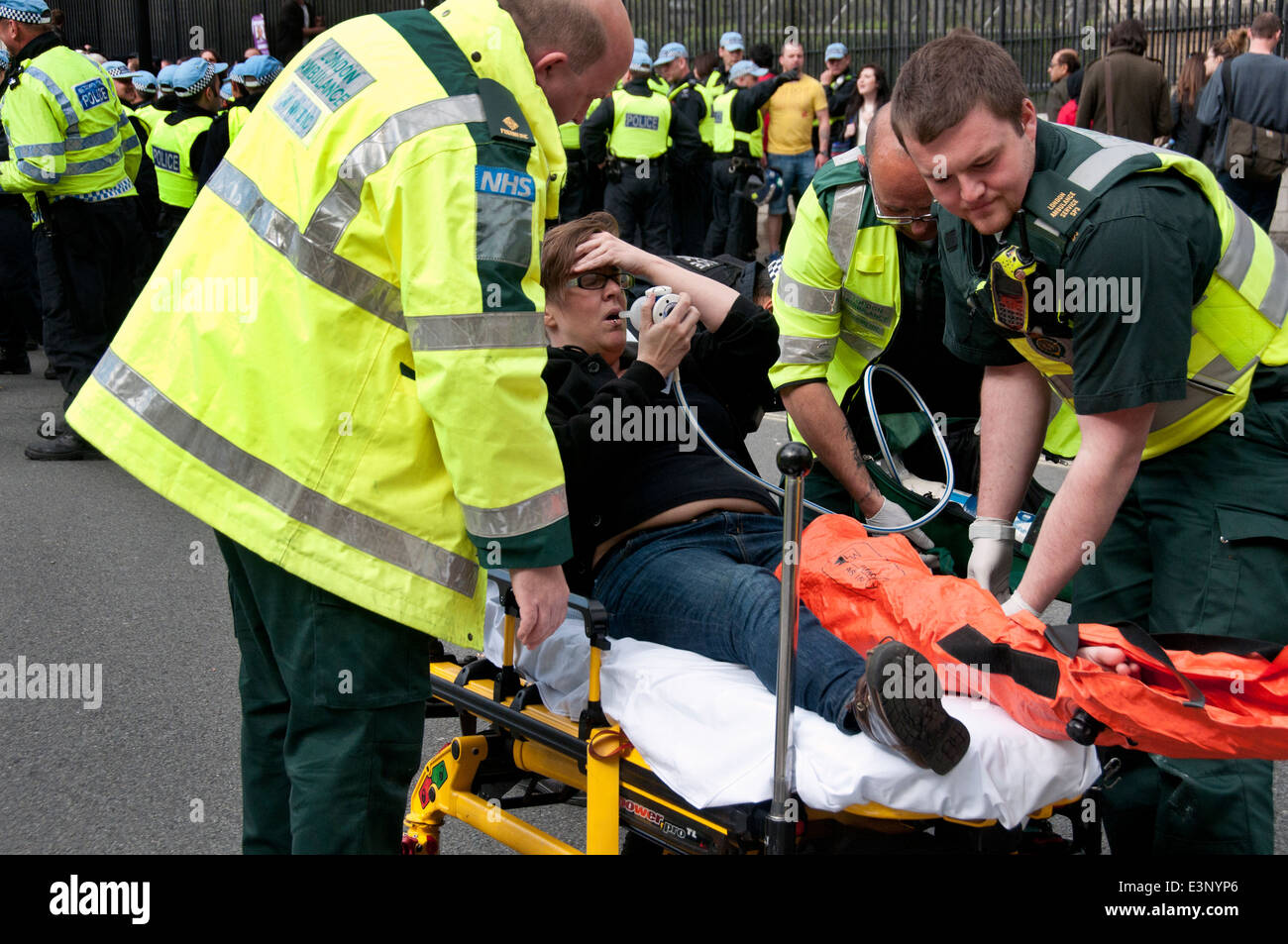 Lehrerin Amy Jowett brach ein Bein nach Beening gekickt von Polizeibeamten bei United Against Fascism Protest gegen BNP Juni 2013 Stockfoto