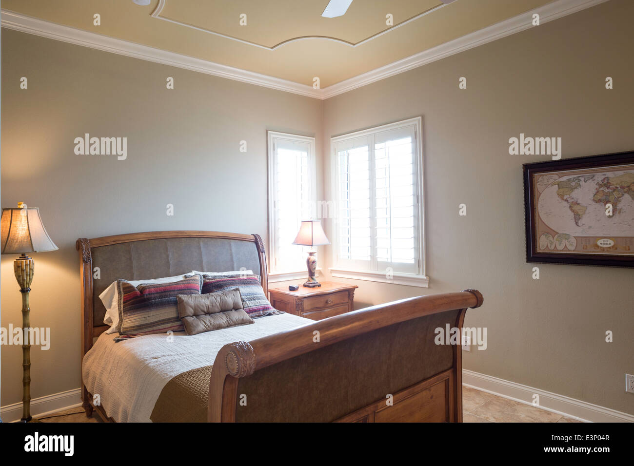 Beige, gemütliche Gästezimmer mit Doppelbett, USA Stockfoto