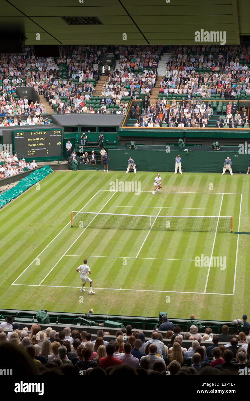 Wimbledon Centre Court Mens Singles, 1. Runde, 2014 Meisterschaften, Wimbledon Lawn Tennis Club, London England UK Stockfoto