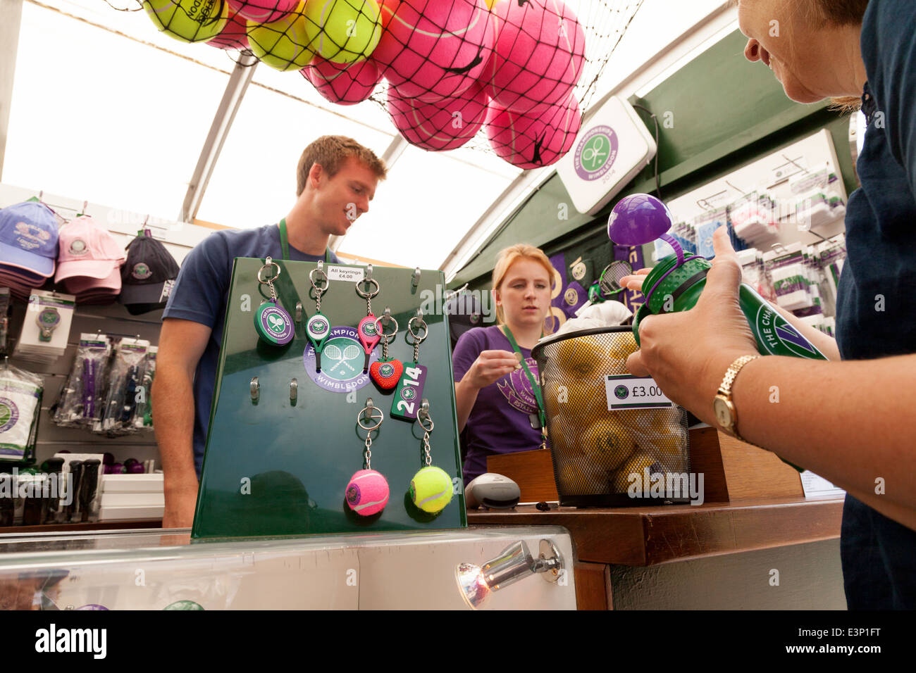 Menschen beim Einkaufen in einem Stall-Shop, Wimbledon All England Lawn Tennis Club, London SW19, England UK Stockfoto