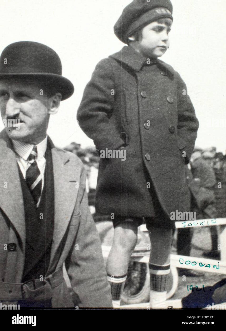 Dieses Bild aus dem AL-73B Luqueer Album zeigt Jackie Coogan, einen beliebten Kinderdarsteller aus dem Goldenen Zeitalter Hollywoods. Coogan, bekannt für seine Rolle in Charlie Chaplins *The Kid*, wurde zu einer Kultfigur im frühen Kino. Seine Verbindung zur Luftfahrt wird hier gesehen, wenn er mit einem Flugzeug posiert und seinen Hollywood-Ruhm mit der aufkeimenden Luftfahrtkultur der damaligen Zeit verschmilzt. Stockfoto