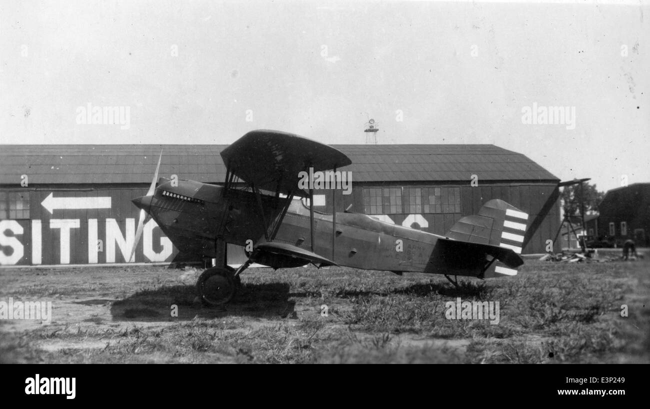 Diese Abbildung zeigt den Curtiss A-3, der mit der Seriennummer AL61A-157 und der Hecknummer 28-111 identifiziert wird. Die Curtiss A-3 war ein militärisches Angriffsflugzeug, das in den frühen 1940er Jahren von der US Navy eingesetzt wurde Stockfoto