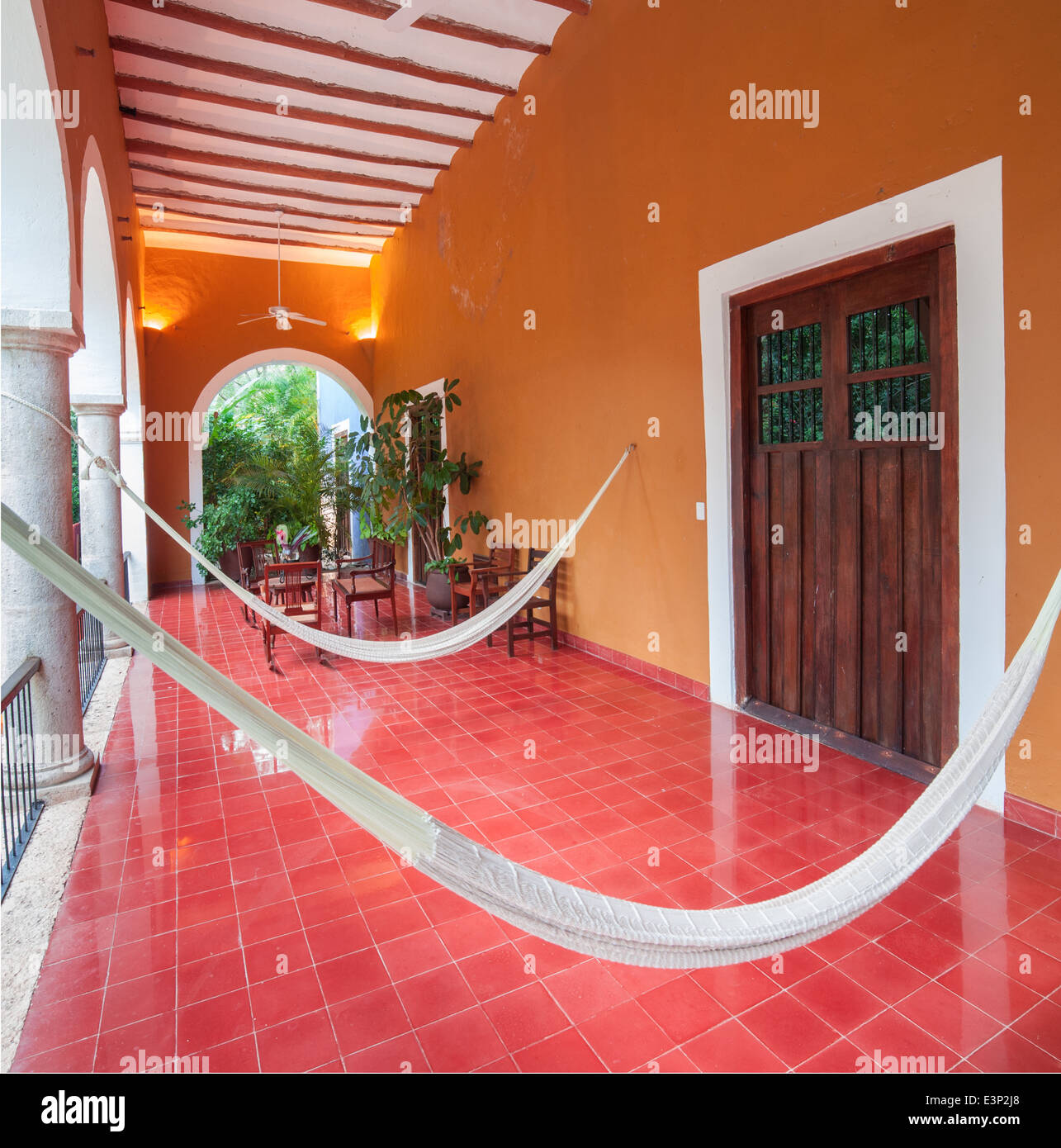 Hängematten Aufhängen im Innenhof der Hacienda San Jose Cholul in Yucatan, Mexiko. Stockfoto