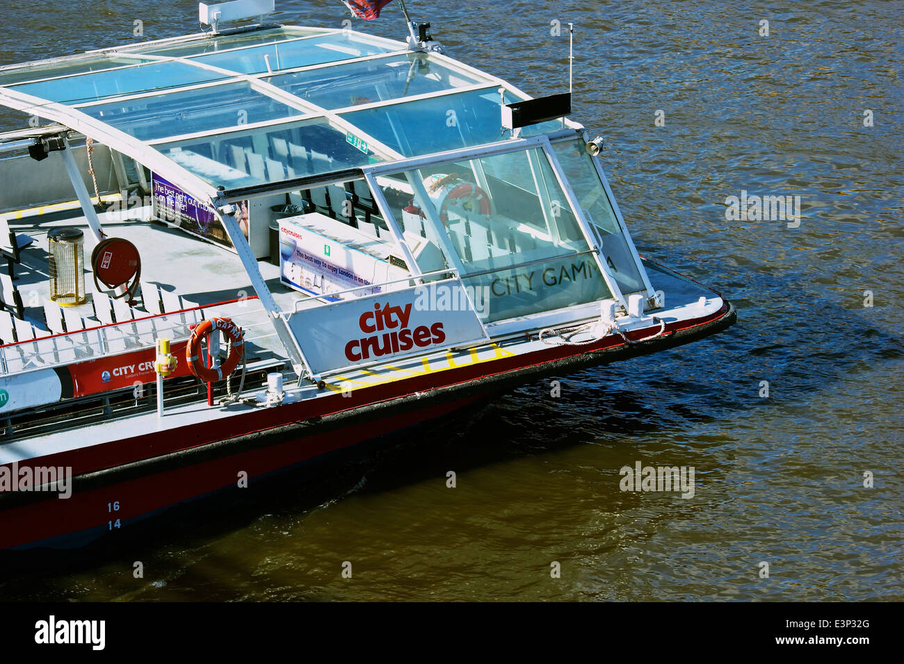 Leere Flusskreuzfahrt Boot Reisen nach Osten über den Fluss Themse London England Europa Stockfoto