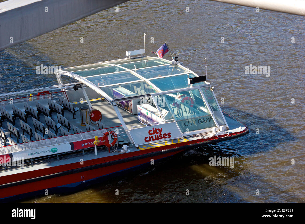 Leere Flusskreuzfahrt Boot geht unter die Millennium Bridge Reisen nach Osten über den Fluss Themse London England Europa Stockfoto