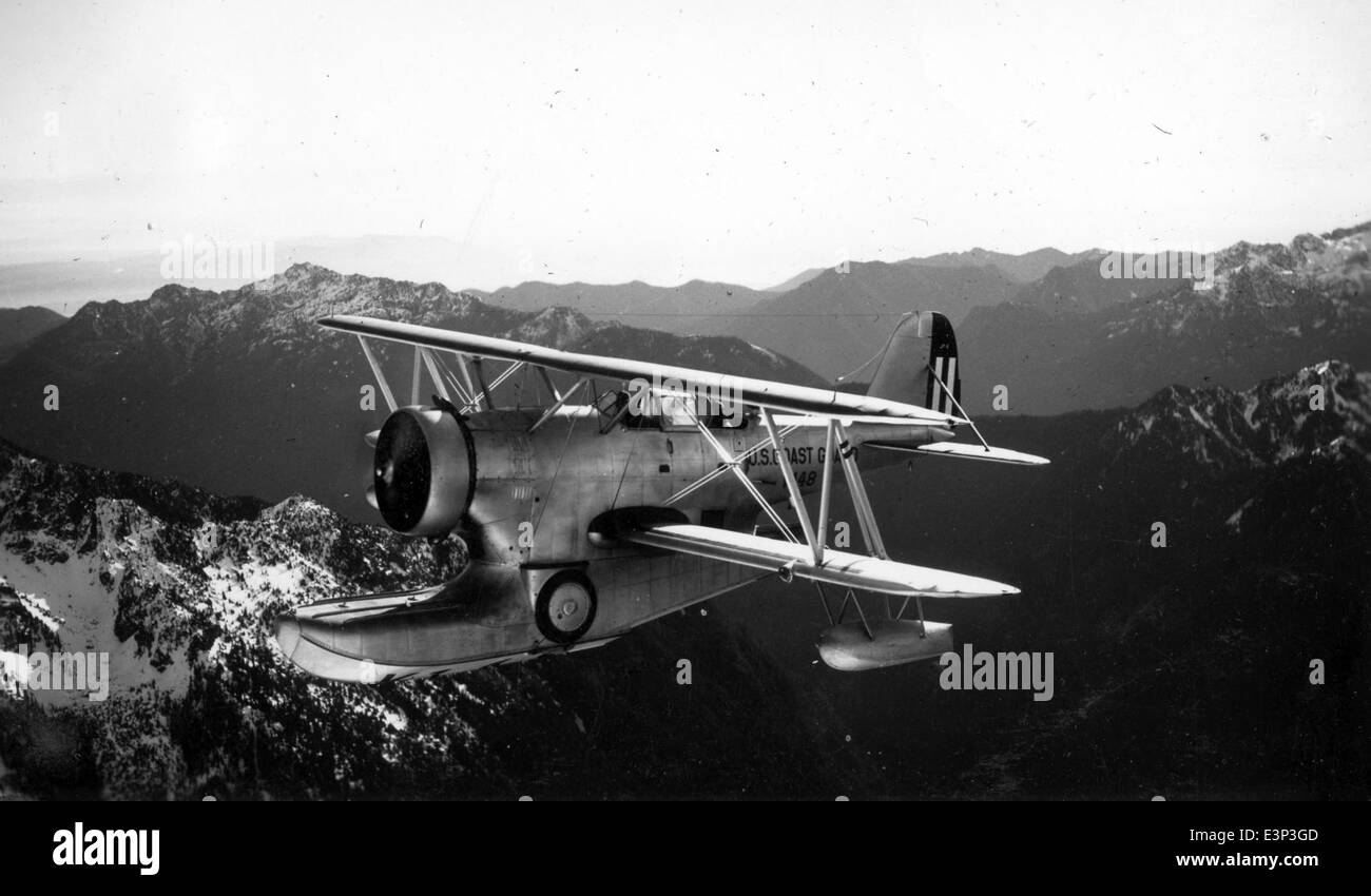 Die Grumman JF-2, auch bekannt als Grumman Duck, war ein vielseitiger Doppeldecker, der von der US-Küstenwache (USCG) während des Zweiten Weltkriegs eingesetzt wurde. Bekannt für seine amphibische Bauweise, konnte sie sowohl an Land als auch zu Wasser eingesetzt werden, was sie für Such- und Rettungseinsätze und Aufklärungsmissionen sehr effektiv machte. Stockfoto