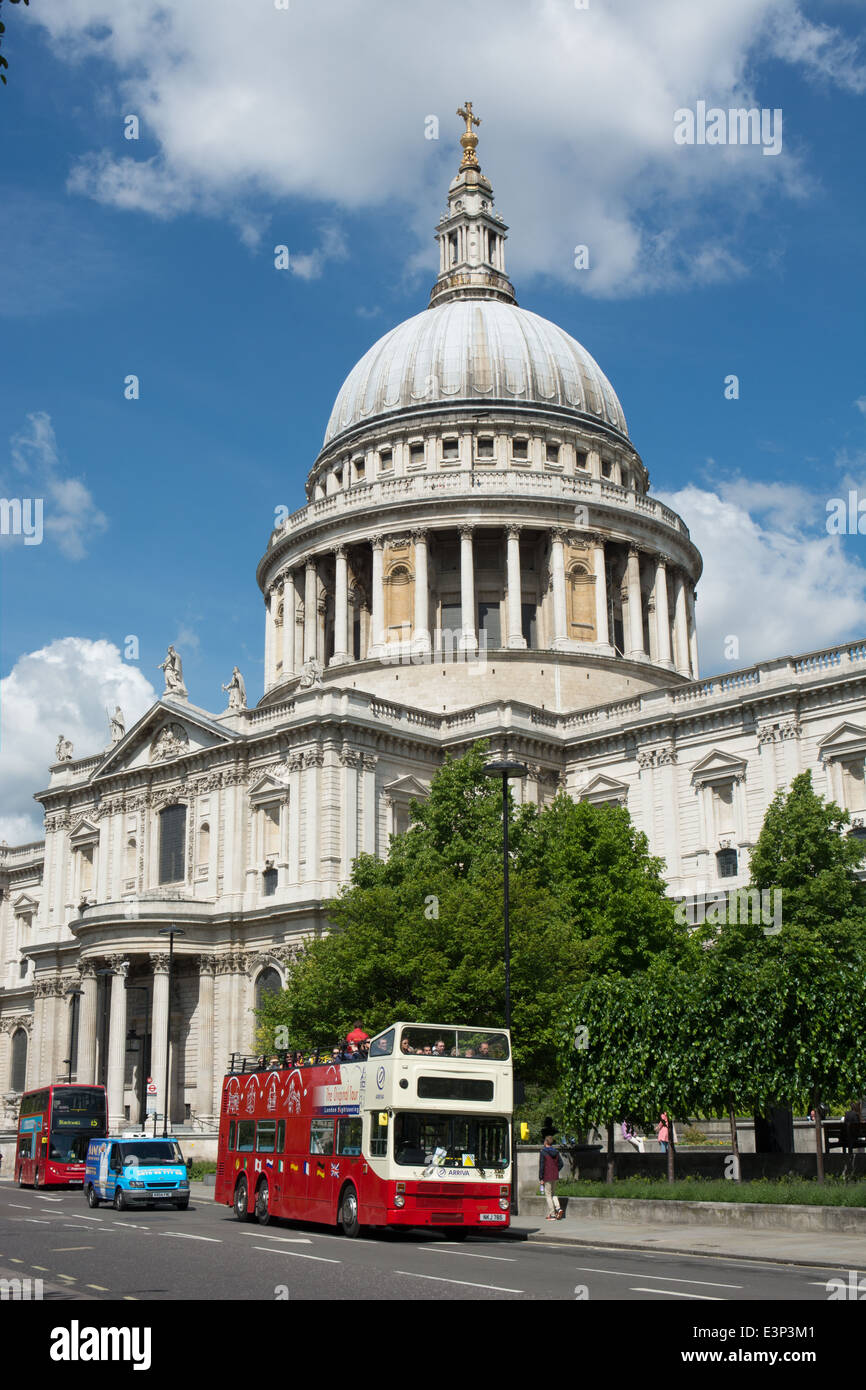 Ein offenes Oberdeck Doppel-Tour-Bus geht an einem sonnigen Tag St Pauls cathedral Stockfoto