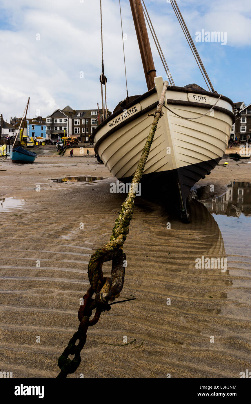 Boote bei Ebbe im Hafen von St. Ives, Cornwall, UK Stockfoto