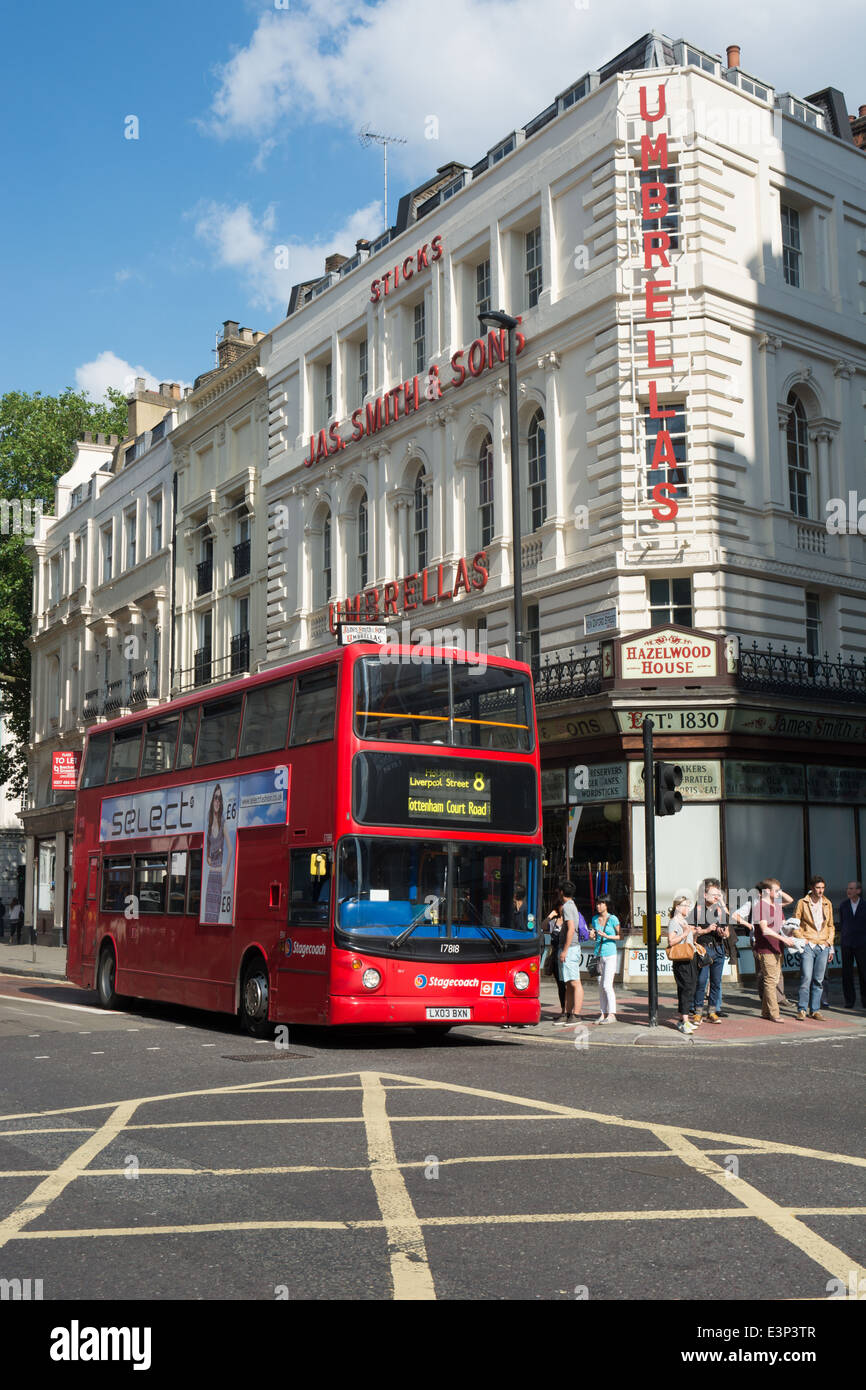 Eine Postkutsche London Transbus Dreizack mit ALX400 Karosserie übergibt die Umbrella Shop in New Oxford Street, London Stockfoto