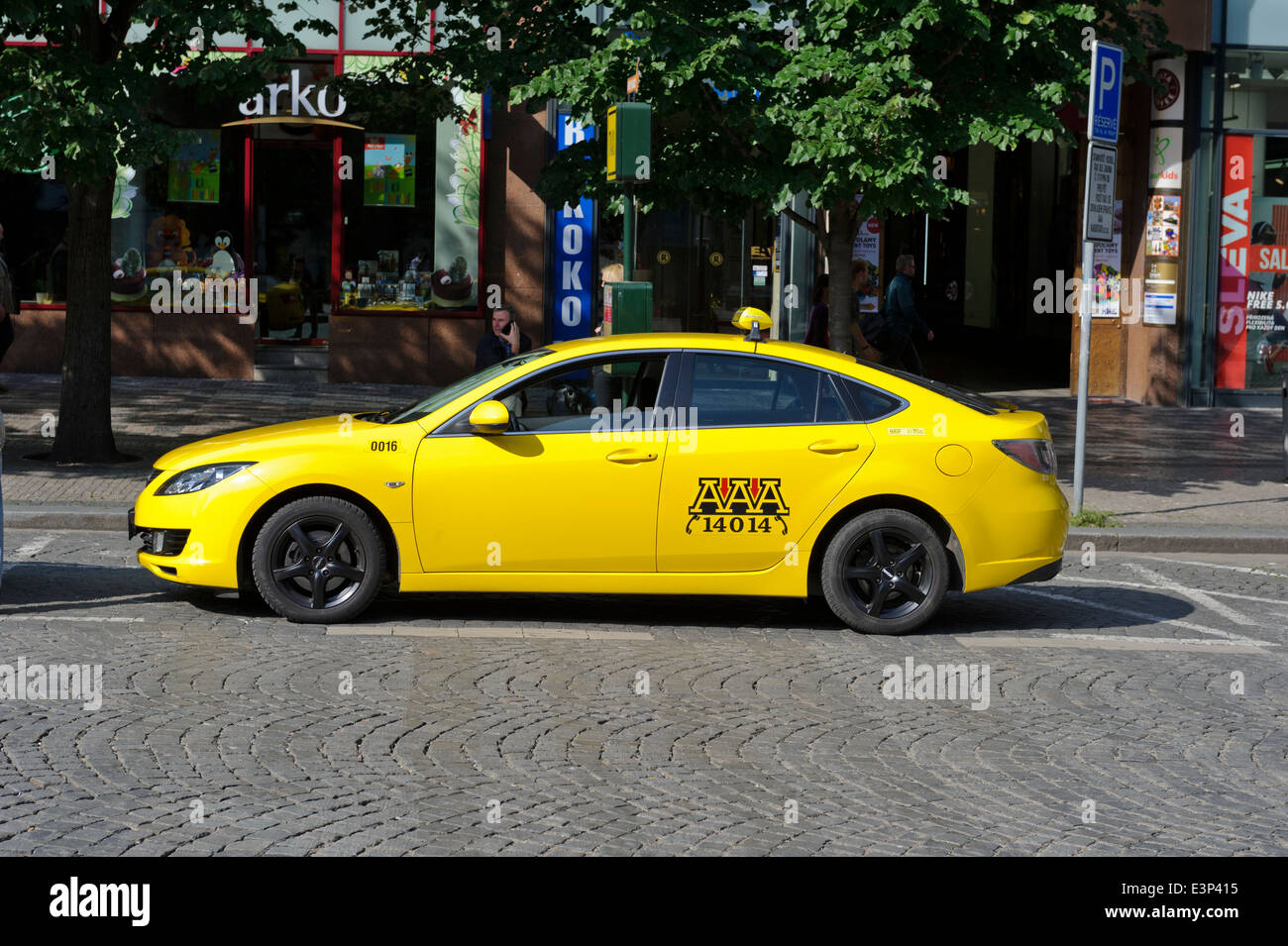 Offiziellen gelben Taxis am Taxistand, Prag, Tschechische Republik. Stockfoto