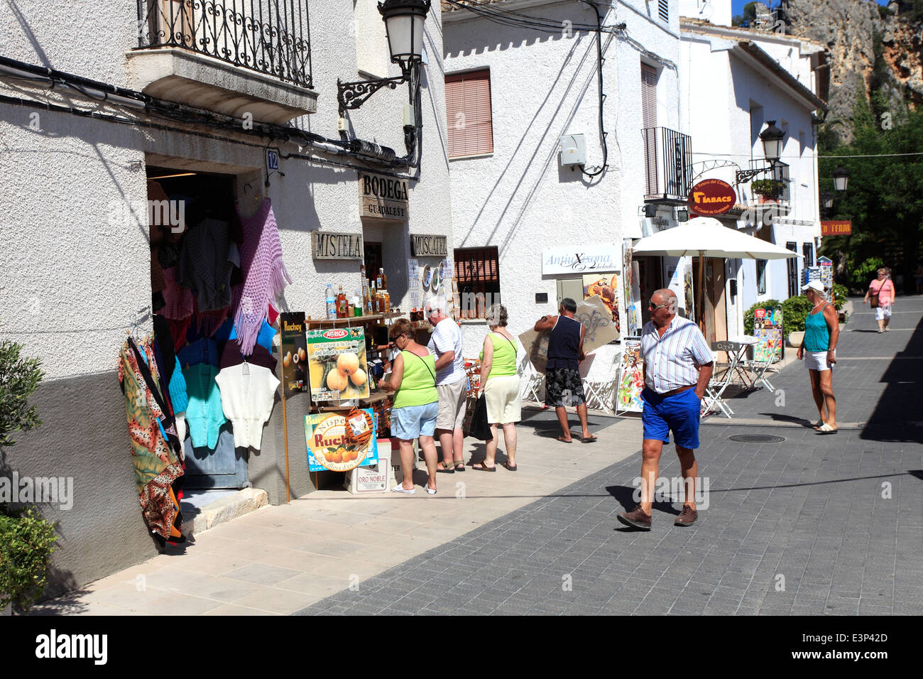 Geschäfte mit Geschenken in Guadalest mittelalterliche Dorf, Sierrade Aitana Berge, Costa Blanca, Spanien, Europa Stockfoto