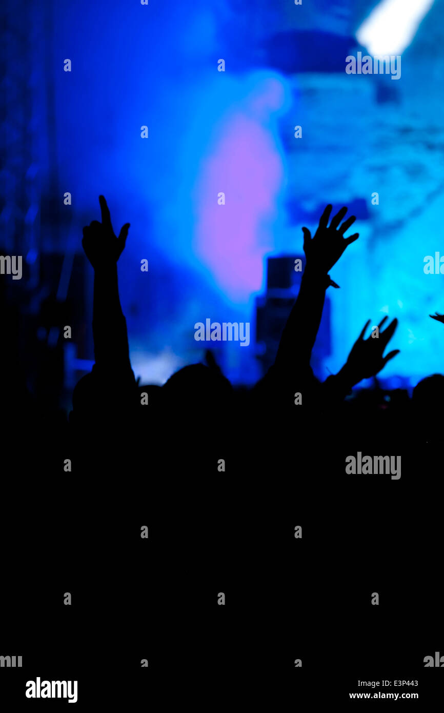 Jubelnde Menge vor leuchtend bunte Bühnenbeleuchtung Stockfoto