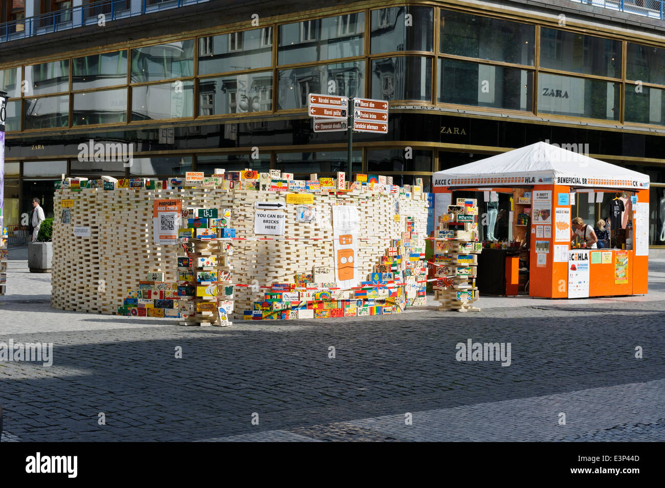 Moderne Kunst - bunt bemalte hölzerne Ziegel auf dem Display auf der Straße in Prag, Tschechien. Stockfoto