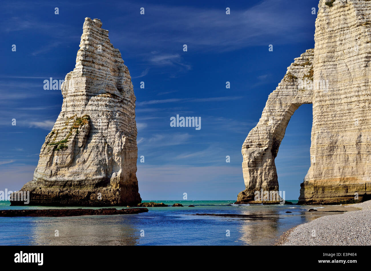 Frankreich, Normandie: Rock-Bögen von Strand von Etretat Stockfoto