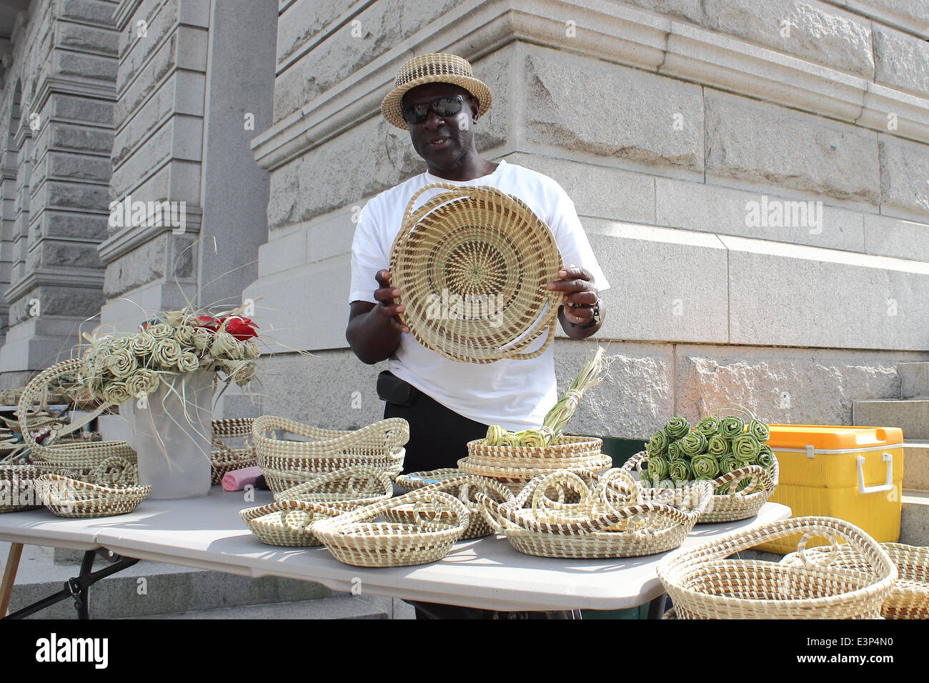Ein Sweetgrass Korbmacher zeigt seine Kreationen auf der Meeting Street