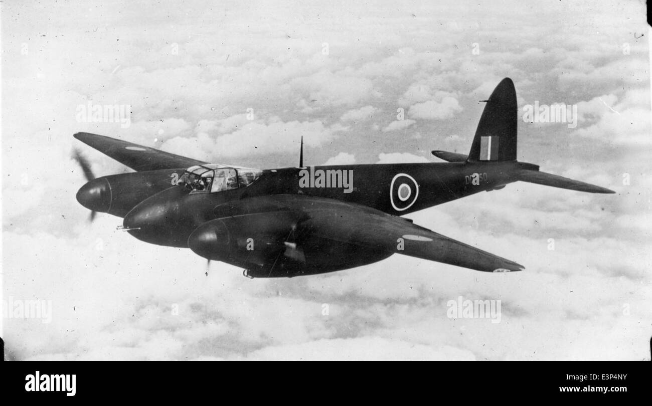 Die de Havilland Mosquito N.F. Mk. II DD750 war ein britisches Nachtflugzeug, das während des Zweiten Weltkriegs eingesetzt wurde. Bekannt für seine Holzkonstruktion und Vielseitigkeit wurde die Mosquito in verschiedenen Rollen eingesetzt, darunter Aufklärung, Bombardierung und als Nachtjäger. Die DD750-Variante war besonders wichtig für ihre Radarausrüstung und ihre Fähigkeit, nächtliche Operationen durchzuführen. Stockfoto