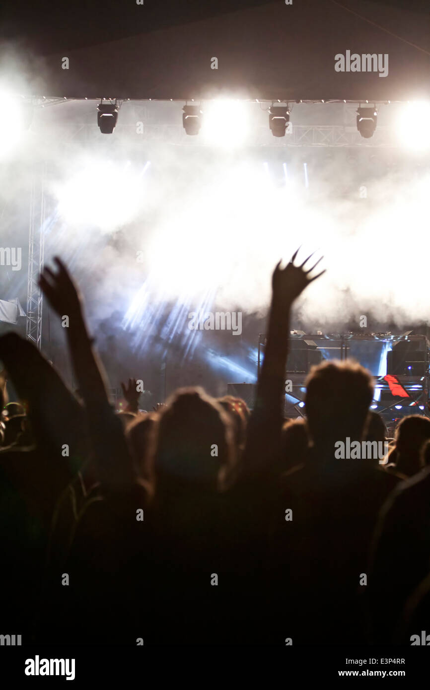 Jubelnde Menge vor leuchtend bunte Bühnenbeleuchtung Stockfoto