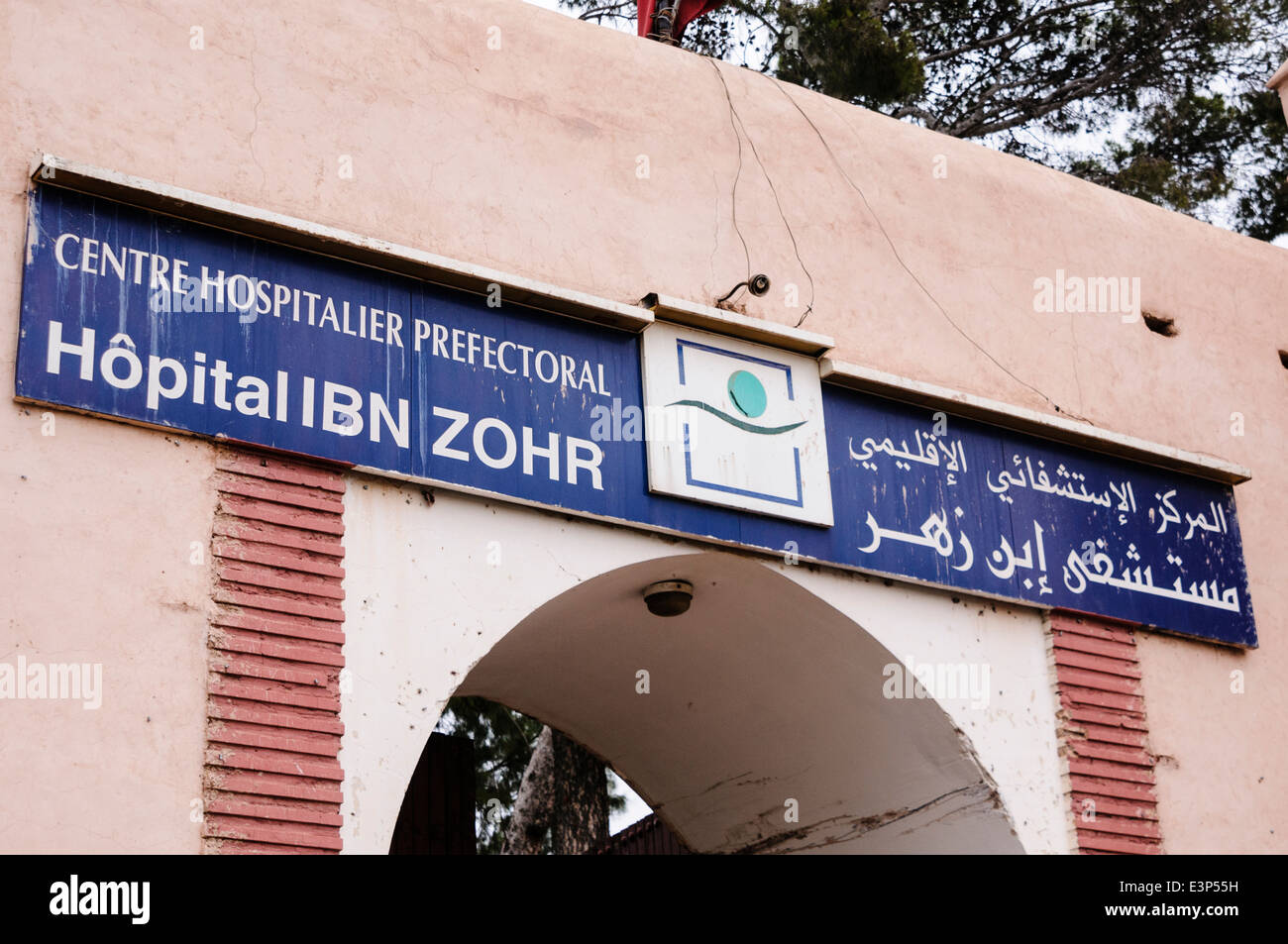 Schild über dem Eingang des Ibn Zohr Krankenhaus, Marrakesch, Marokko ...