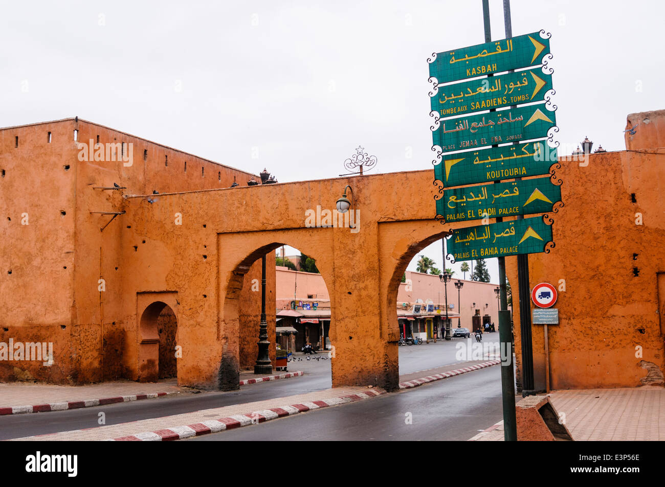 Straße führt durch zwei Bögen als eines der stadttore an der Stadtmauer, Marrakesch, Marokko. Stockfoto