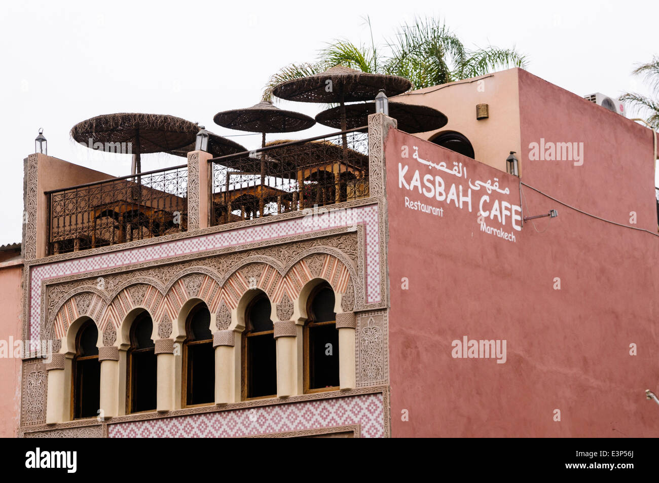 Dachterrasse an der Kashah Cafe, das auf den Platz Djemaa El-Fná El-Fnaa (Großer Platz), Marrakesch, Marokko sieht Stockfoto
