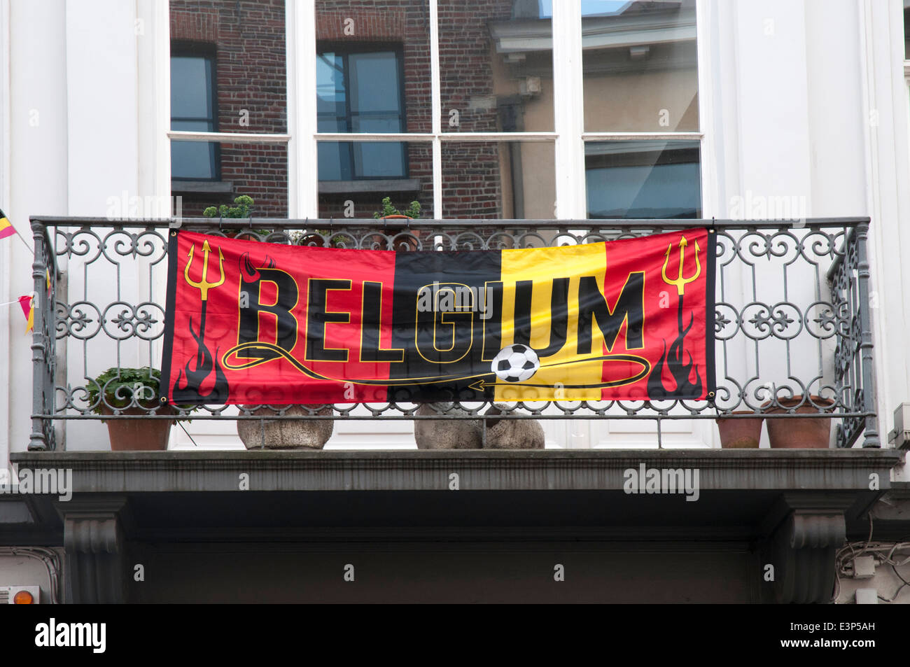 Fans des belgischen Roten Teufel hängen Banner von den Balkonen von Gent, vor der WM 2014 Spiele Stockfoto