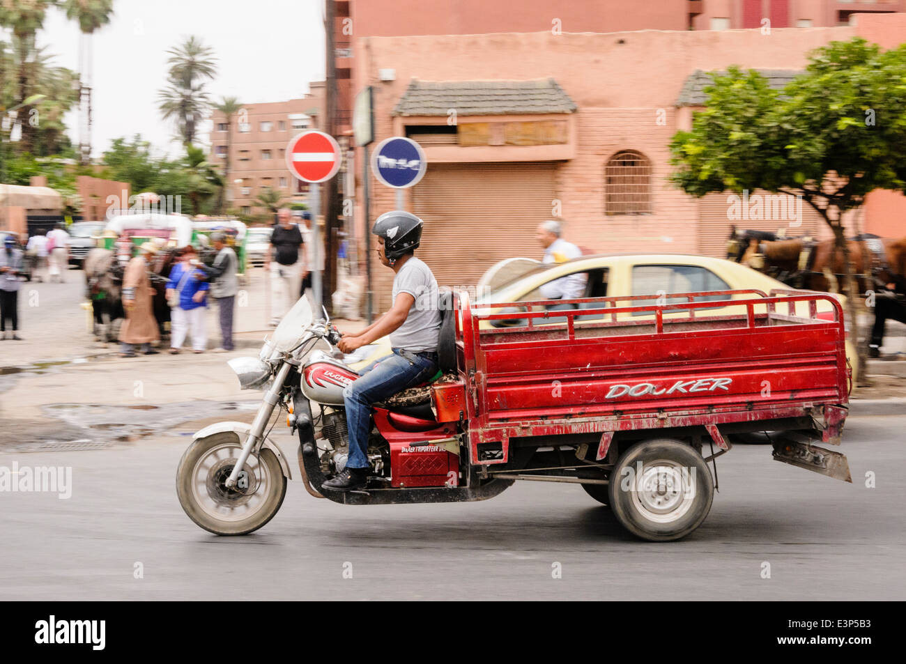 Motorrad angepasst mit einem Pick-up hinten billig Transport in Marrakesch,  Marokko Stockfotografie - Alamy