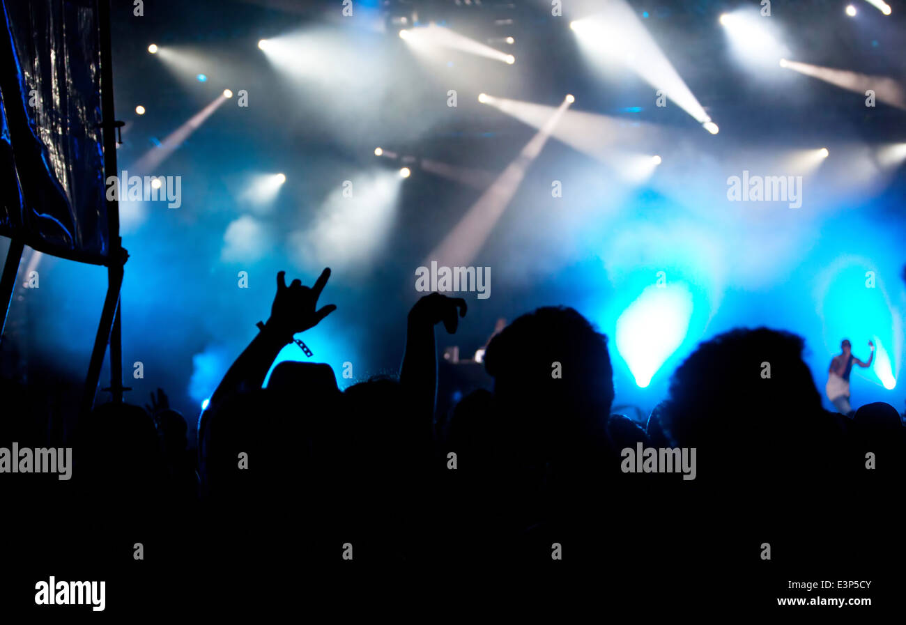 Jubelnde Menge vor leuchtend bunte Bühnenbeleuchtung Stockfoto