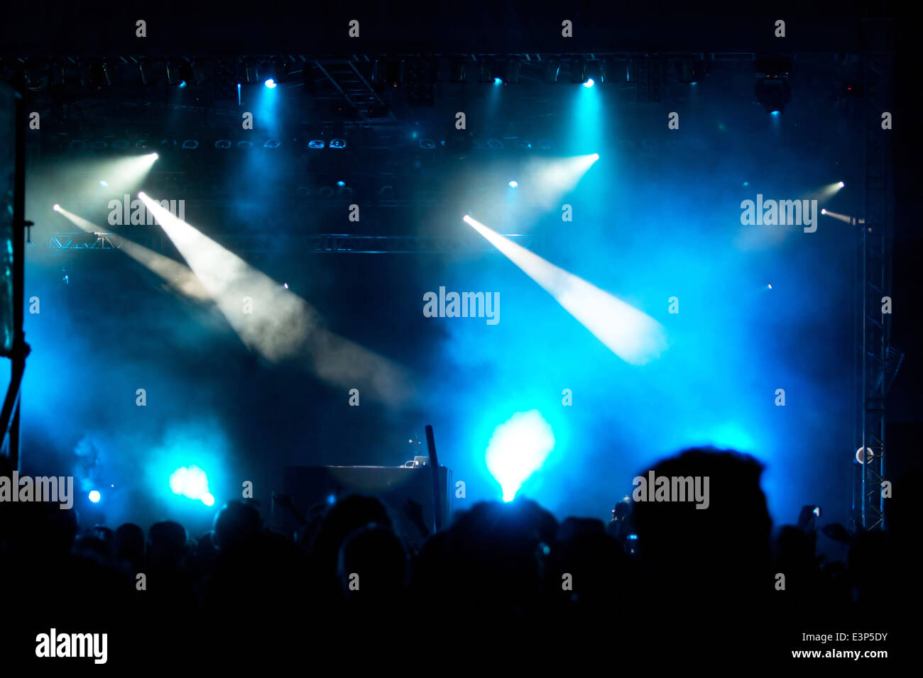 Jubelnde Menge vor leuchtend bunte Bühnenbeleuchtung Stockfoto