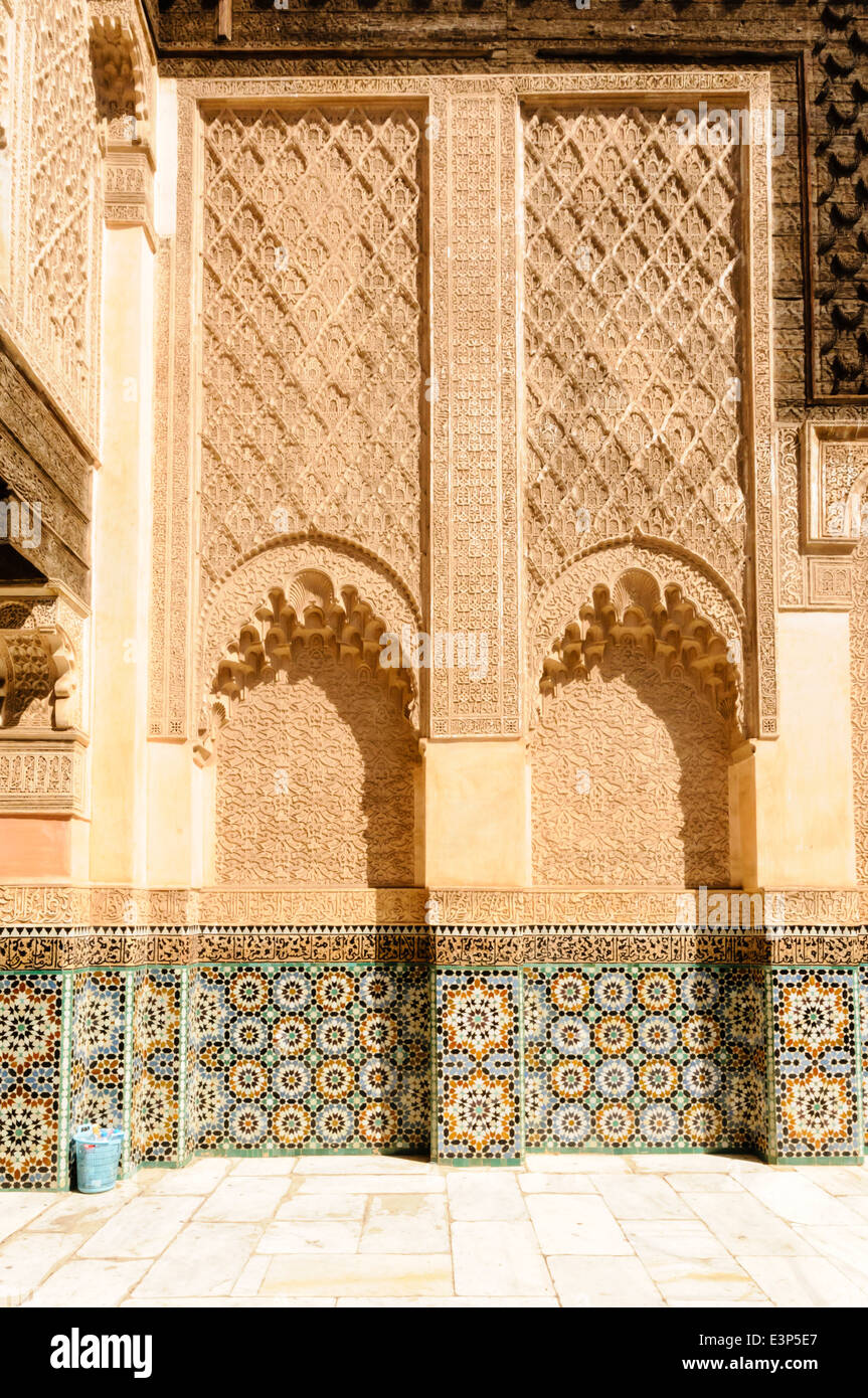 Aufwändig Keramikfliesen und Stuckarbeiten an den Wänden des Museums von Marrakesch, Marokko gemusterten Stockfoto