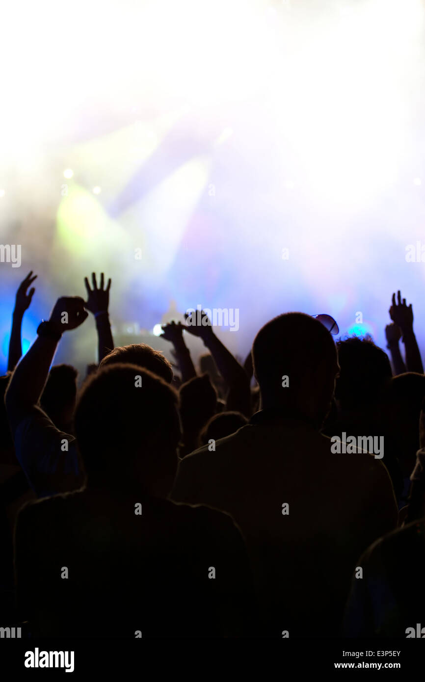 Jubelnde Menge vor leuchtend bunte Bühnenbeleuchtung Stockfoto