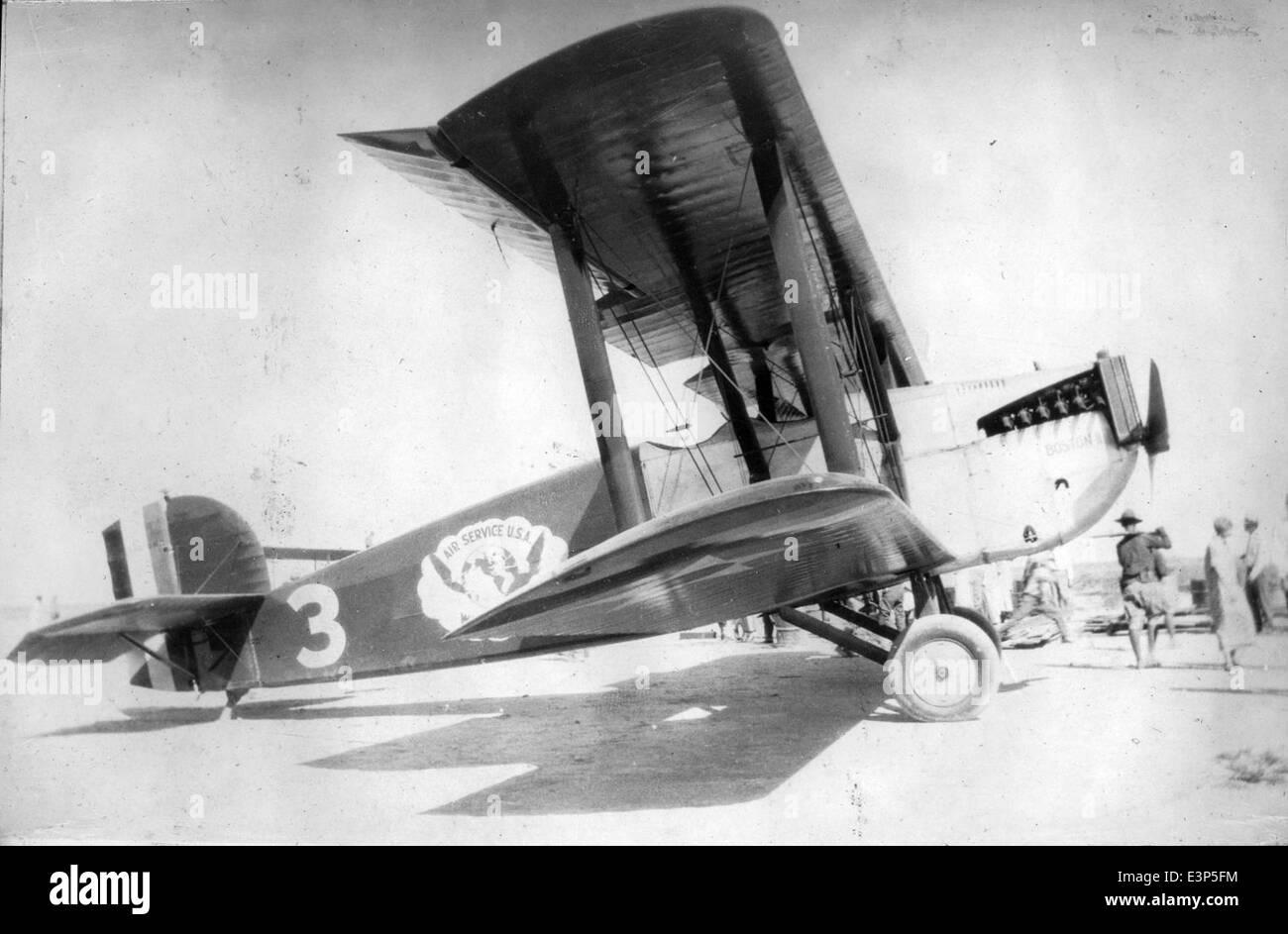 Der Douglas DWC (Douglas World Cruiser) war ein Pionierflugzeug, das 1924 beim ersten erfolgreichen Flug um die Welt eingesetzt wurde. Dieses Foto am Kelly Field unterstreicht die historische Bedeutung des DWC in der Luftfahrtgeschichte. Stockfoto
