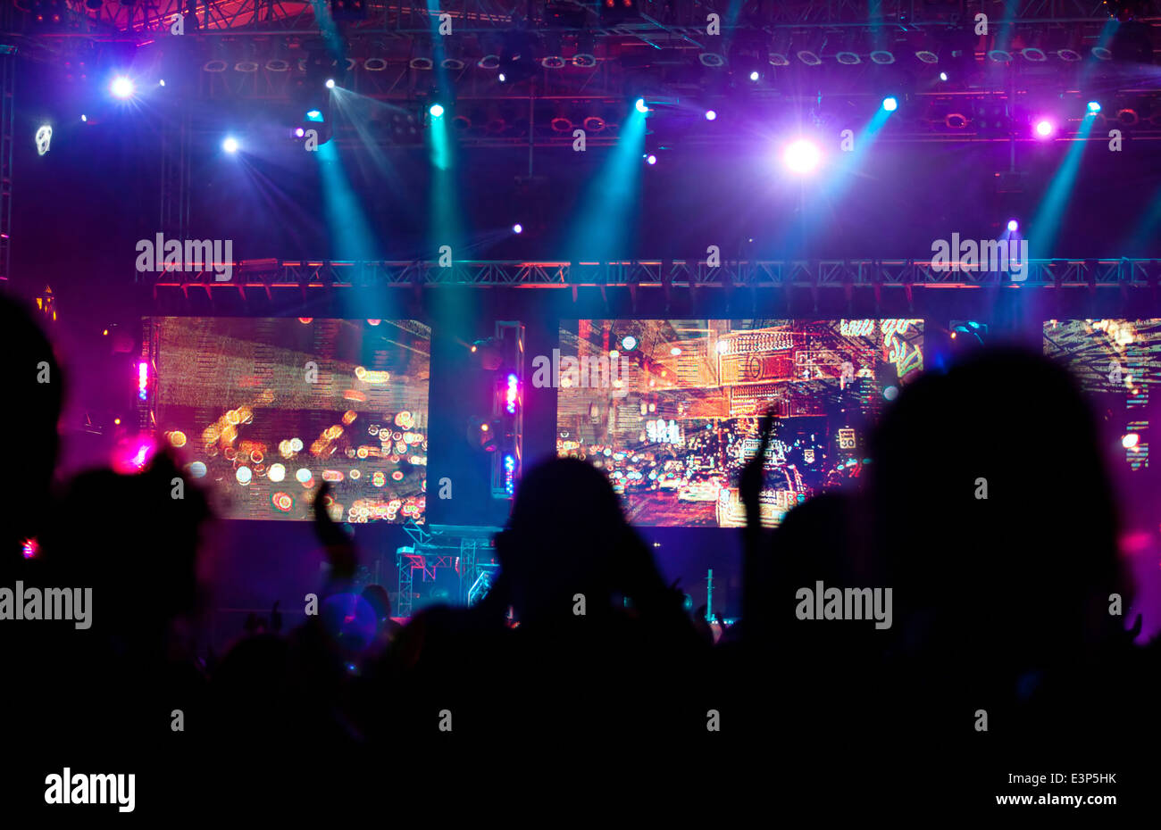 Jubelnde Menge vor leuchtend bunte Bühnenbeleuchtung Stockfoto